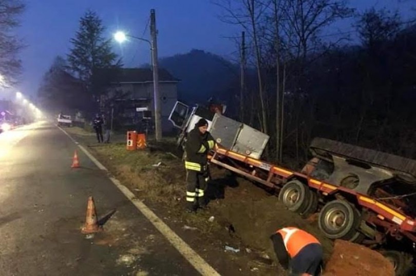 Camion fuori strada trancia un tubo del gas